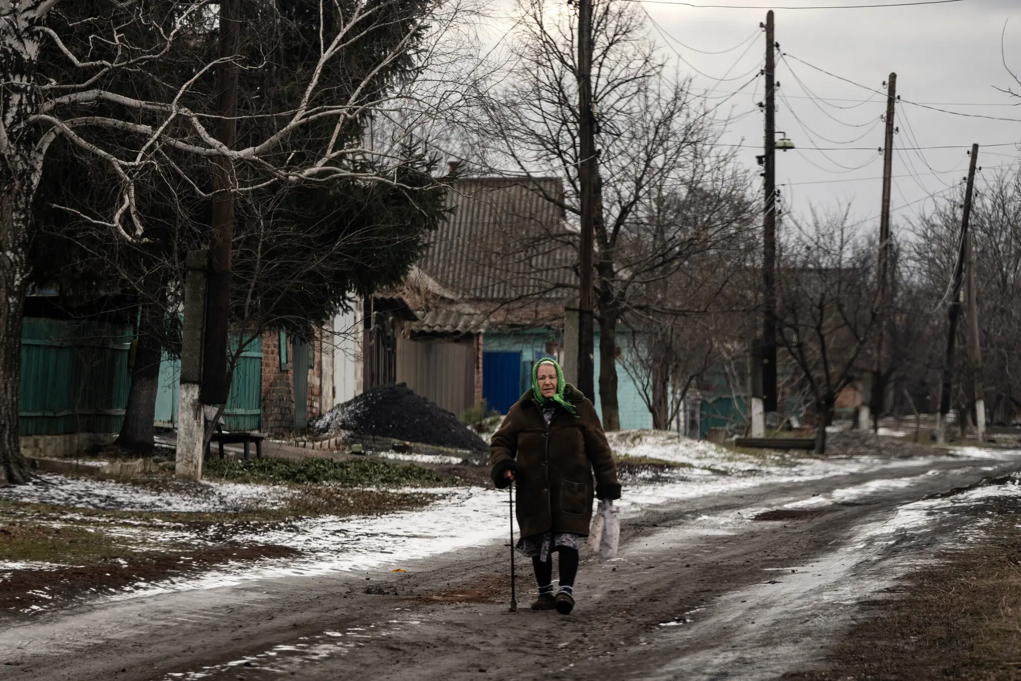 Мешканець нещодавно йде дорогою в селі на захід від Авдіївки, східна Україна.